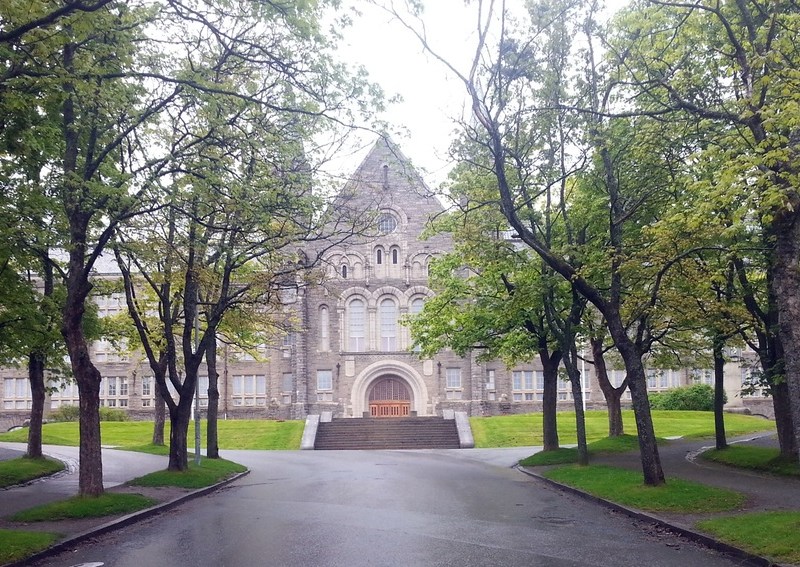 The main entrance at NTNU's Gløshaugen campus